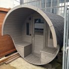fasssauna-240m-x-220m-thermoholz-terrasse-vordach-02