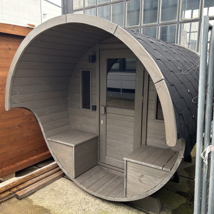 fasssauna-240m-x-220m-thermoholz-terrasse-vordach-02