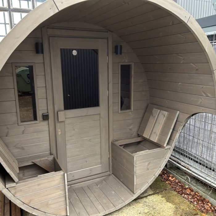 fasssauna-240m-x-220m-thermoholz-terrasse-vordach-05