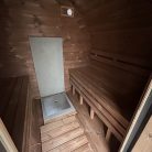fasssauna-240m-x-220m-thermoholz-terrasse-vordach-07