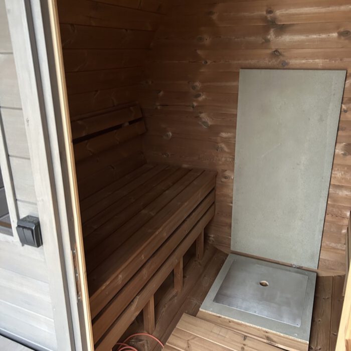 fasssauna-240m-x-220m-thermoholz-terrasse-vordach-08