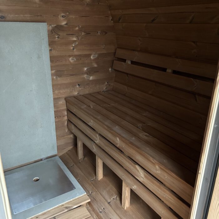 fasssauna-240m-x-220m-thermoholz-terrasse-vordach-09