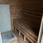fasssauna-240m-x-220m-thermoholz-terrasse-vordach-09