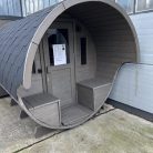 fasssauna-240m-x-220m-thermoholz-terrasse-vordach-20