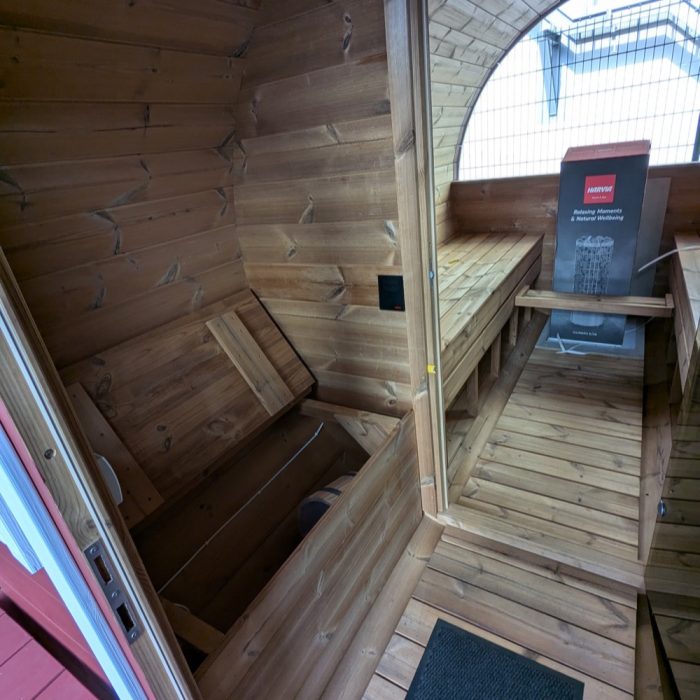 fasssauna-400m-x-220m-thermoholz-panoramascheibe-vorraum-terrasse-vordach-10