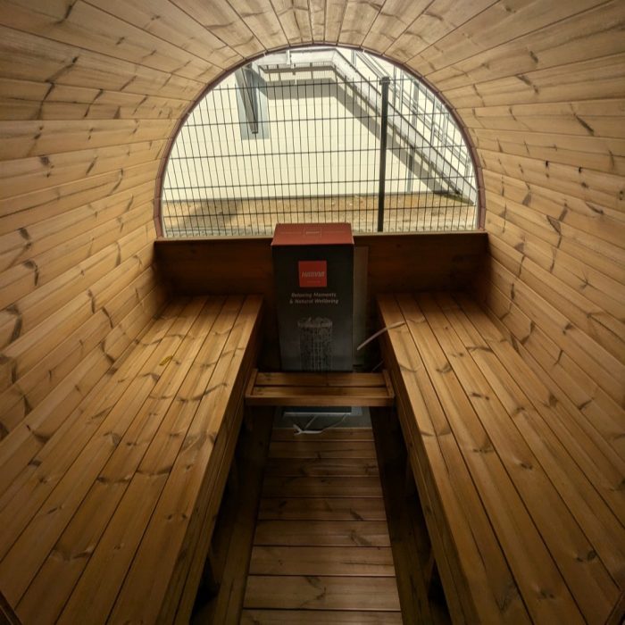 fasssauna-400m-x-220m-thermoholz-panoramascheibe-vorraum-terrasse-vordach-12