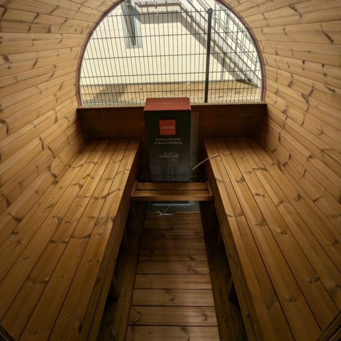 fasssauna-400m-x-220m-thermoholz-panoramascheibe-vorraum-terrasse-vordach-13