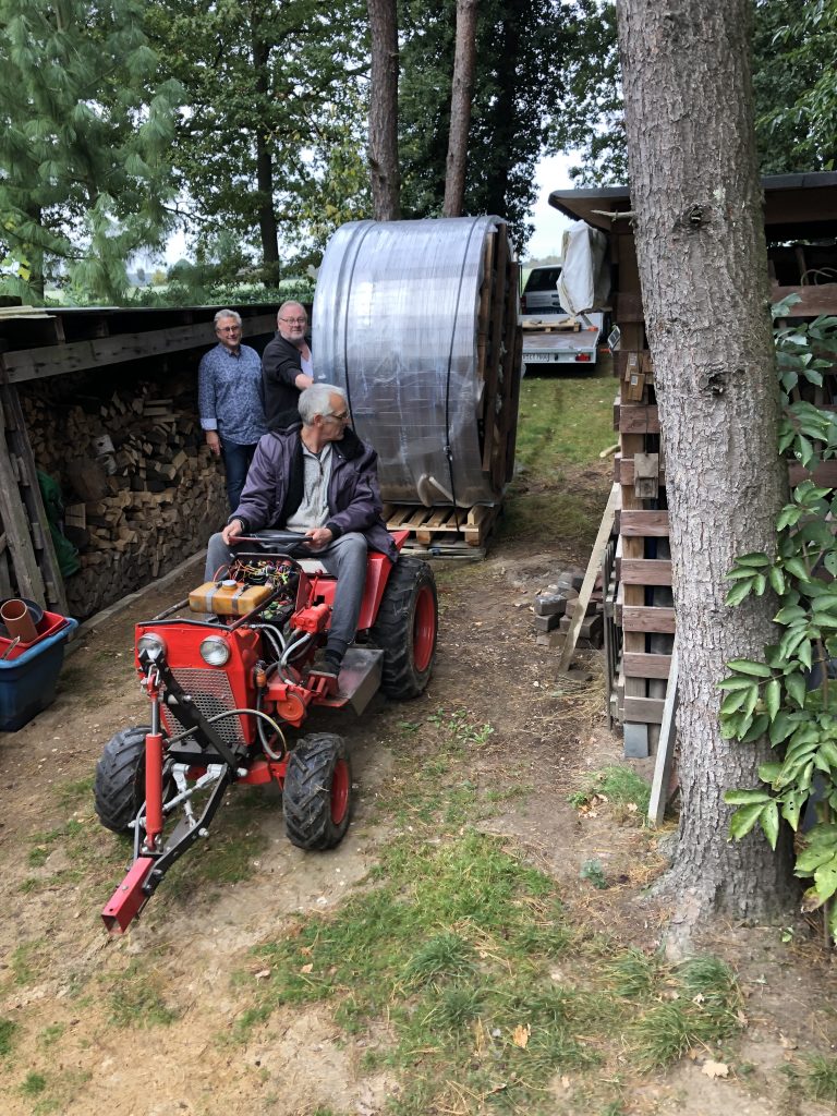Badefasstransport mit dem Minibagger