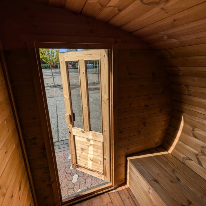 ovale-sauna-400m-x-240m-thermoholz-vorraum-07