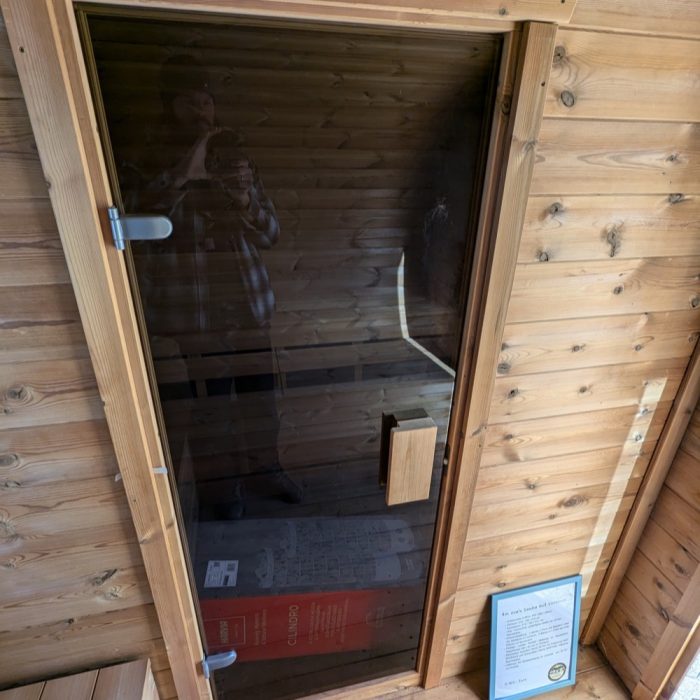 ovale-sauna-400m-x-240m-thermoholz-vorraum-08