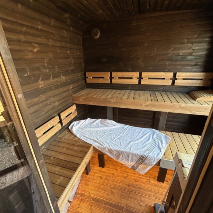 quadrosauna-black-edition-400m-x-237m-thermoholz-vorraum-07