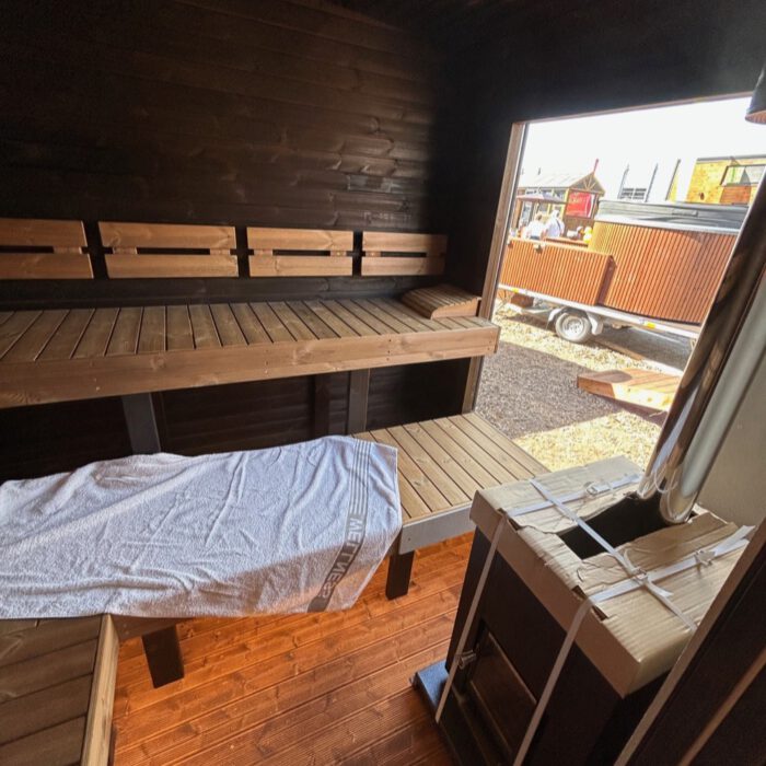 quadrosauna-black-edition-400m-x-237m-thermoholz-vorraum-08