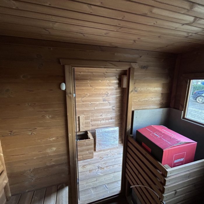 quadrosauna-panorama-350m-x-240m-thermoholz-vorraum-09